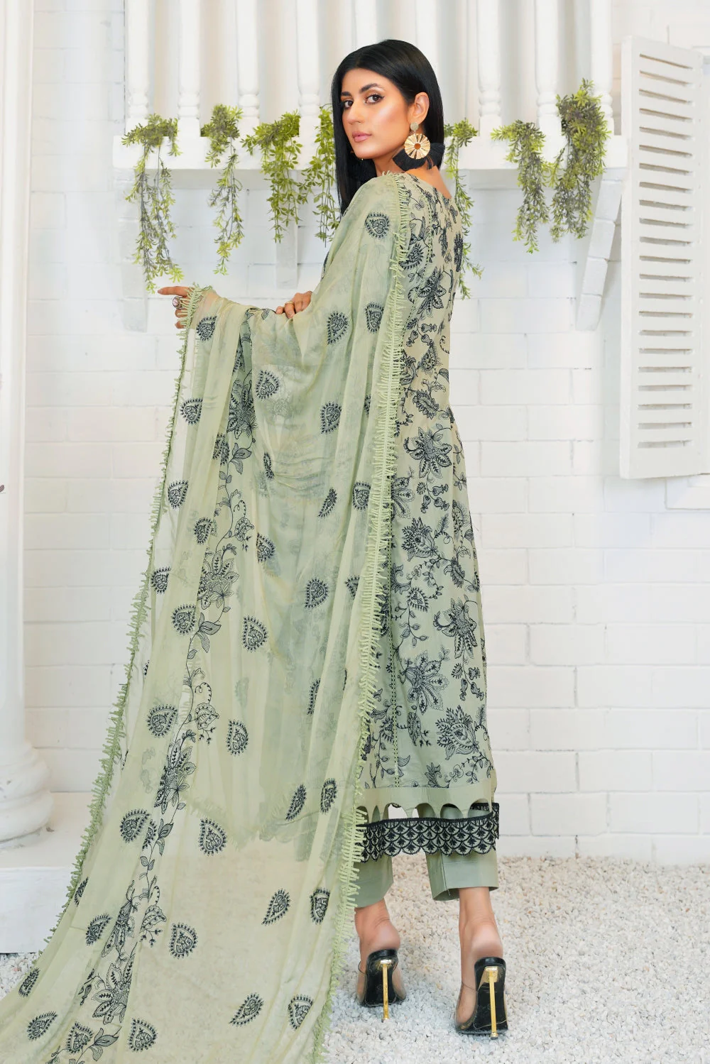 Threads & Weaves Unstitched 3 Pc Embroidered Lawn Suit-02 - Image 2