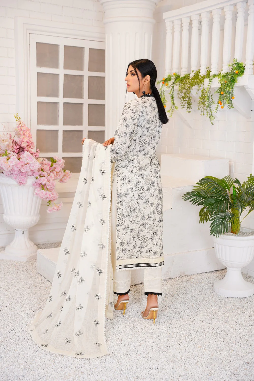 Threads & Weaves Unstitched 3 Pc Embroidered Lawn Suit-05 - Image 3