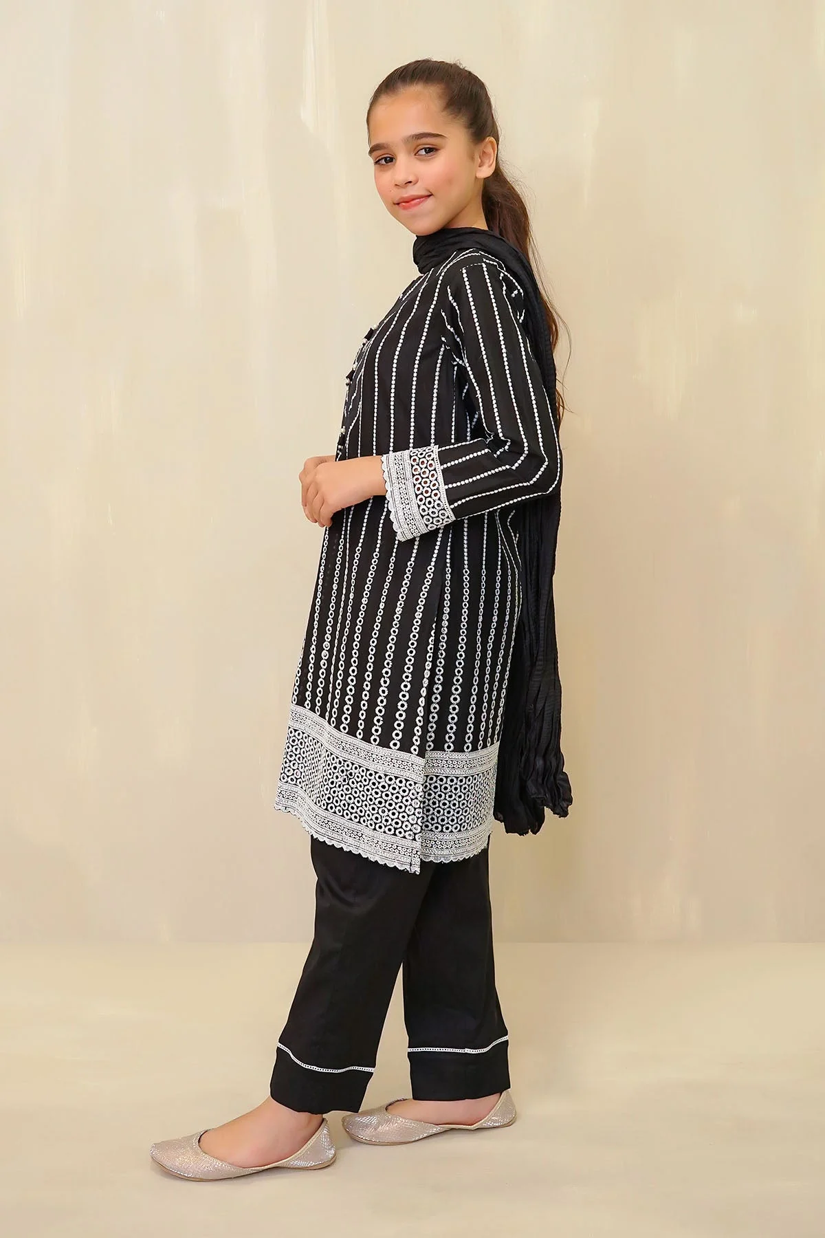 Ochre Clothing Chickankari Embroidered 3 Pc Suit - Image 3