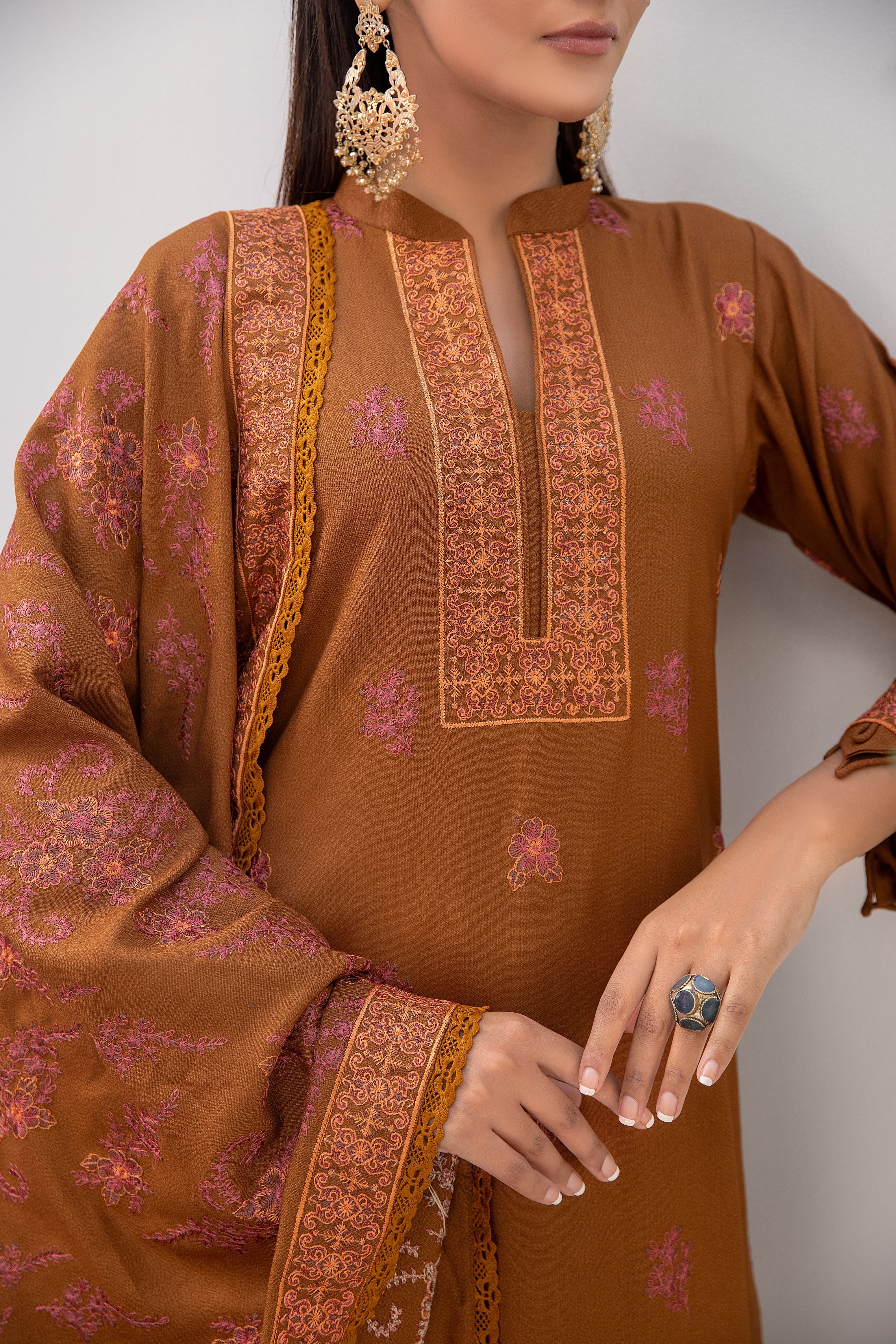 Threads & Weaves Unstitched 3 Piece Dhanak Winter Suit-D23104 - Image 5