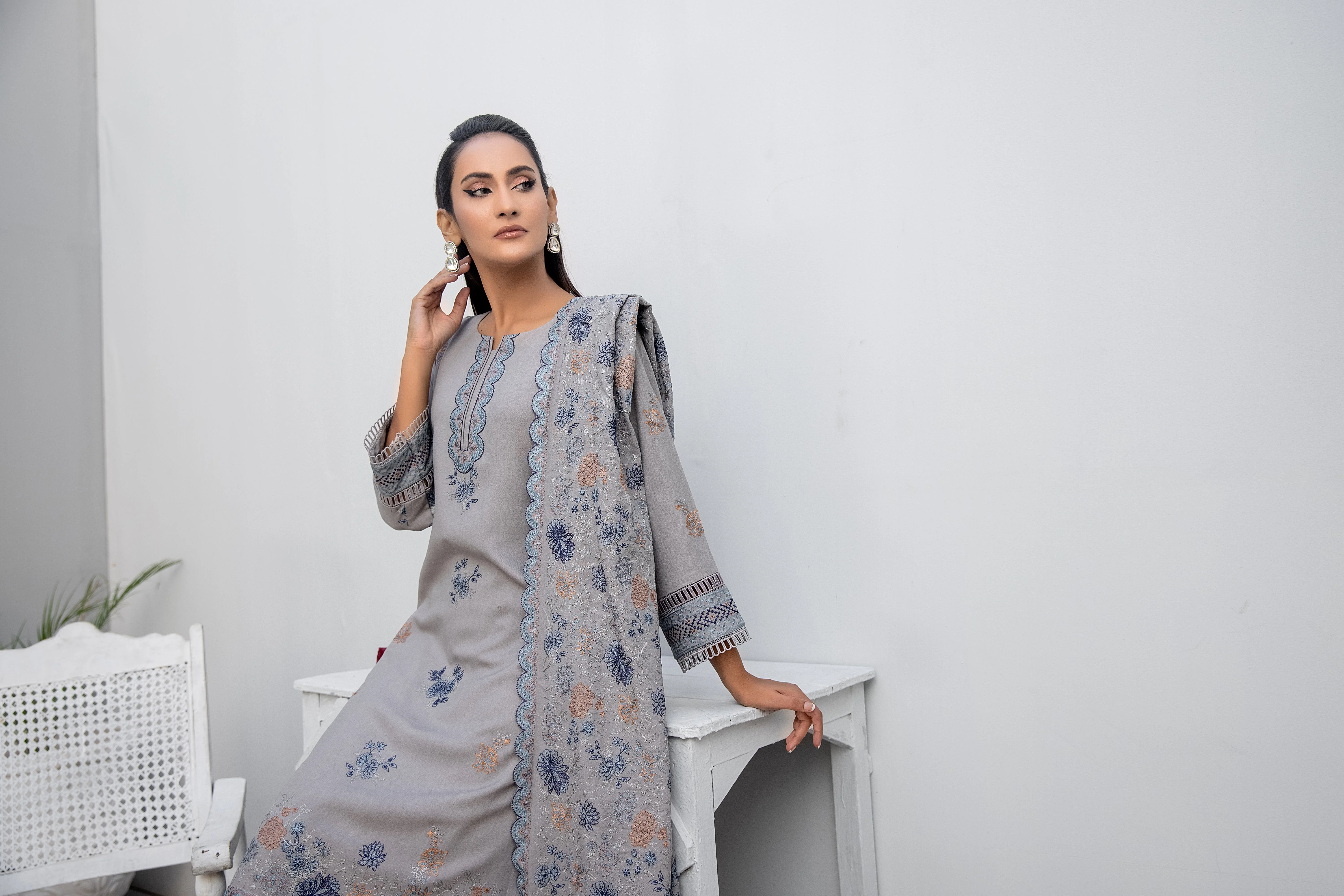 Threads & Weaves Unstitched 3 Piece Dhanak Winter Suit-D23107 - Image 4