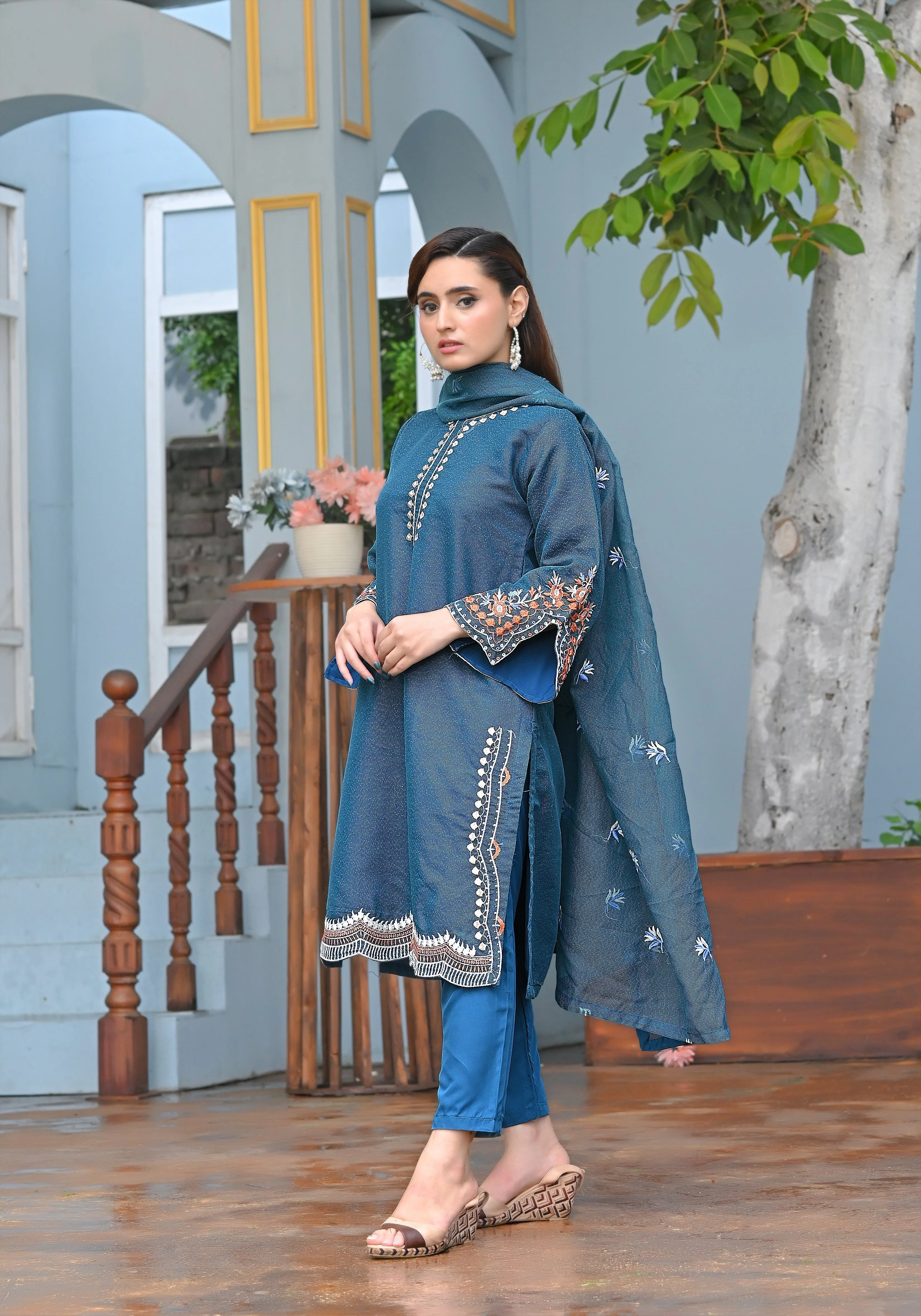 Zaib E Hoor Multi Embroidery Stitched 3-pc Suit - Image 12