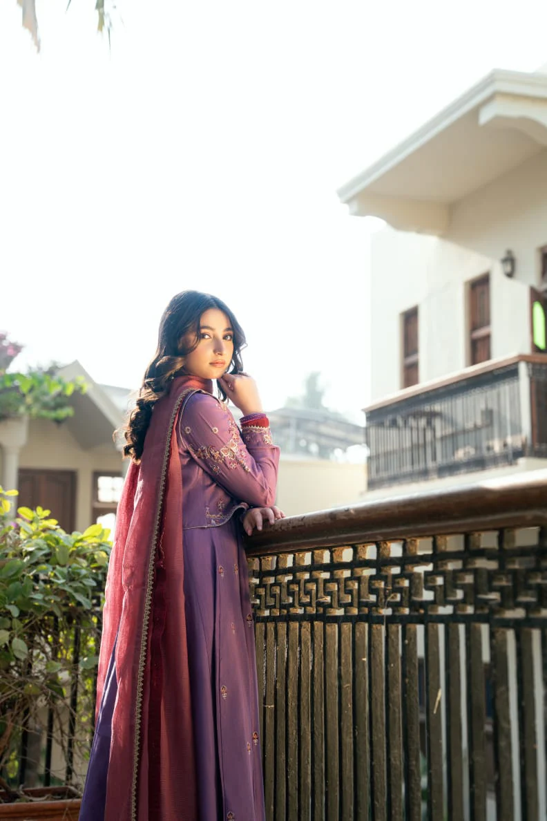 Sardiyon Ki Shaam Omal By Komal Stitched 3 Piece Winter Suit-Parizah - Image 3