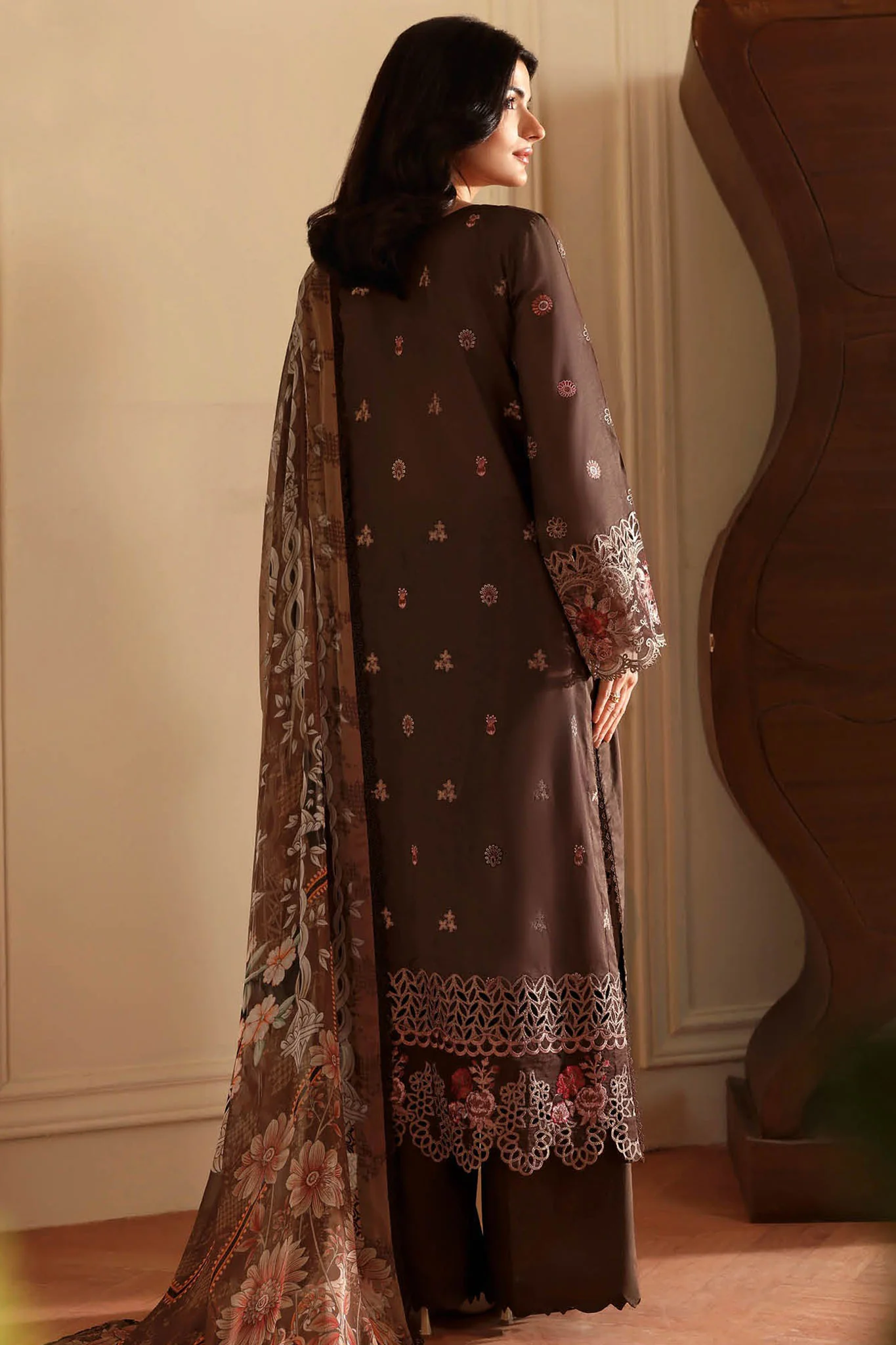 Andaaz By Ramsha Unstitched 3 Piece Luxury Lawn Vol-13 Suit-Z-1303 - Image 3