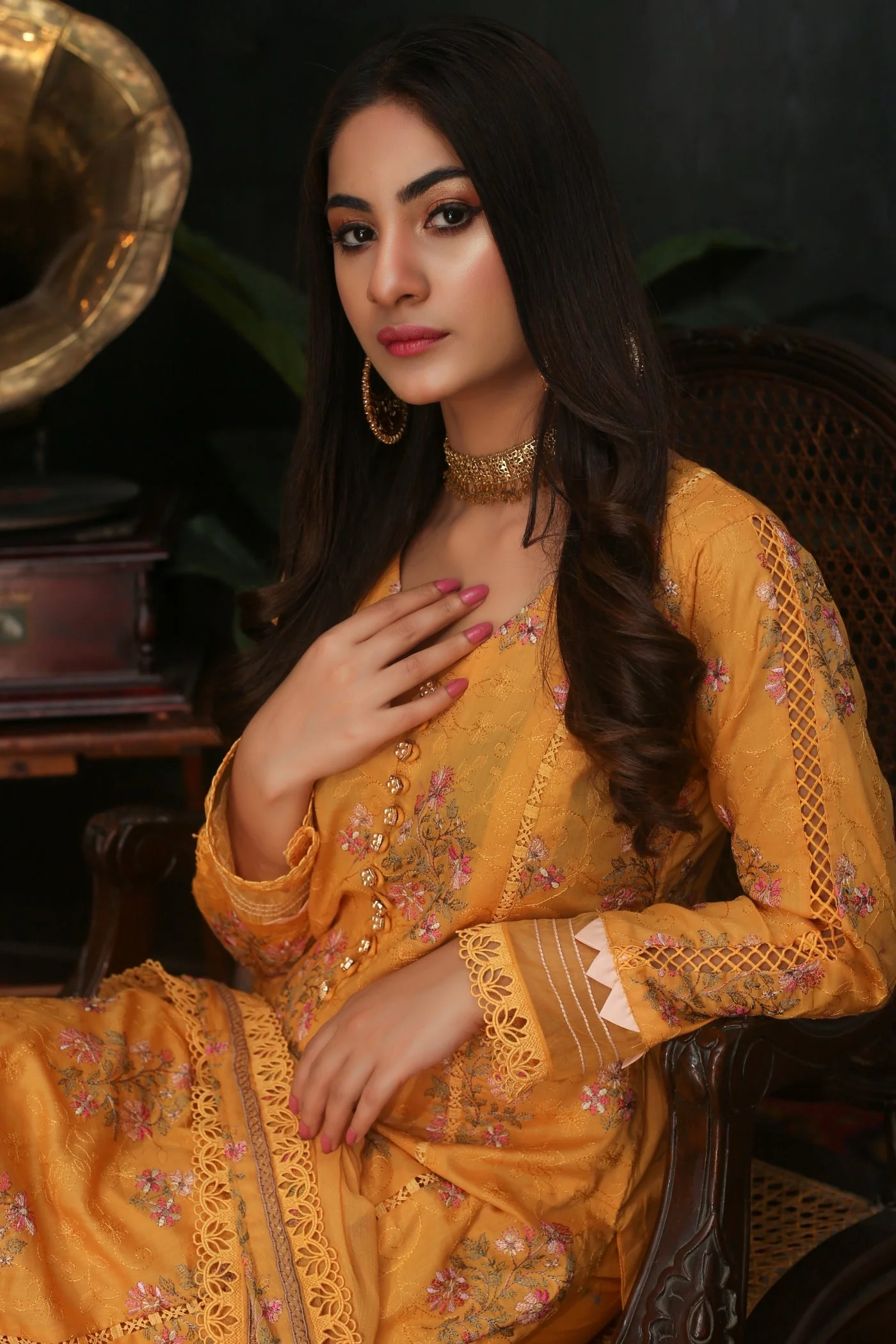 Threads & Weaves 3 PC - Embroidered Lawn Suit-L23204 - Image 2