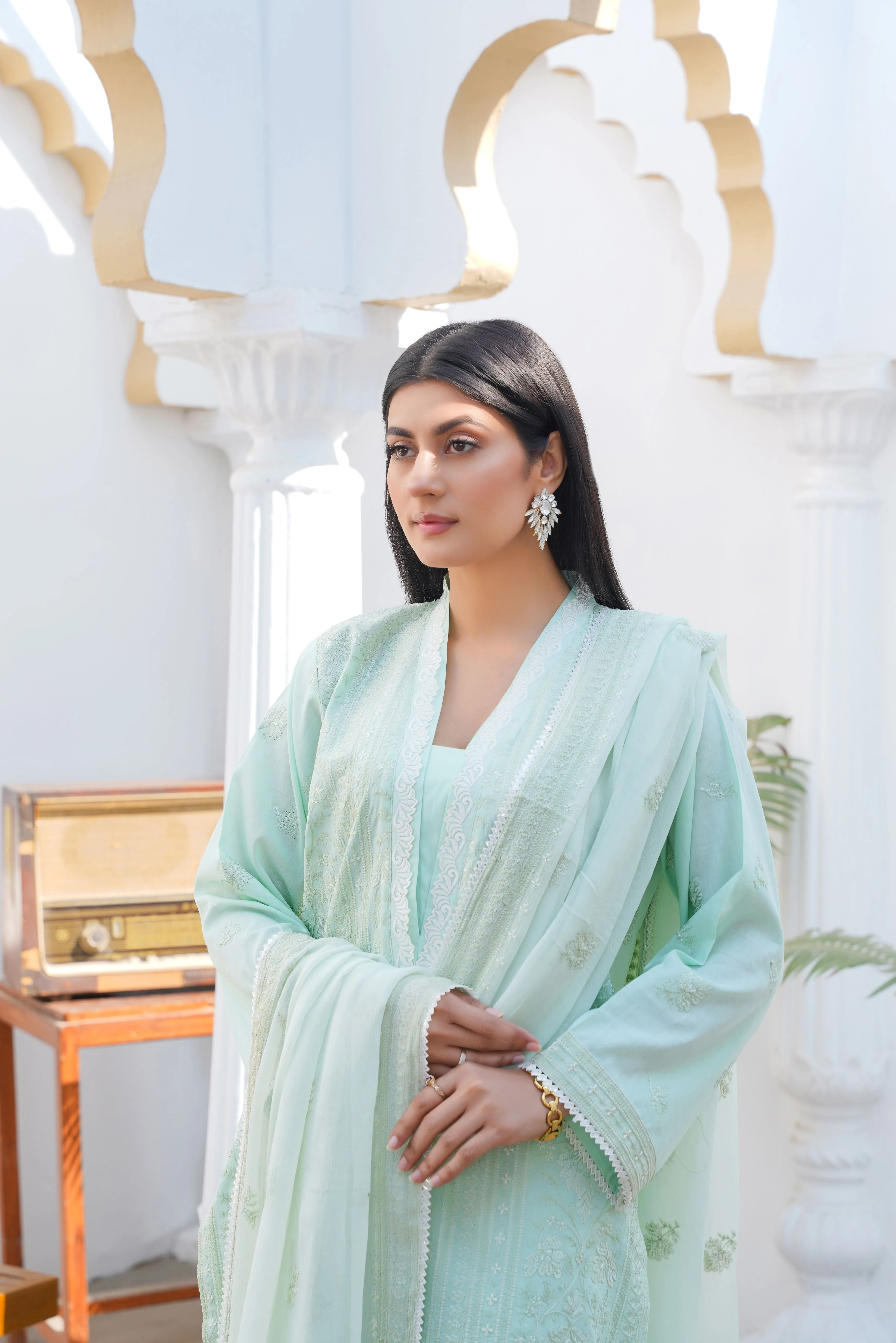Threads & Weaves 3 PC - Embroidered Lawn Suit-L23210 - Image 4